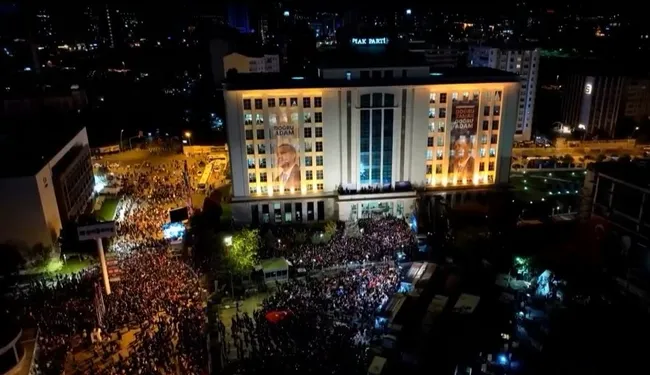 son-dakika-ankarada-balkon-konusmasi-baskan-erdogan-secimi-ilk-turda-bitirecegimize-inaniyoruz-1684106980243.jpg