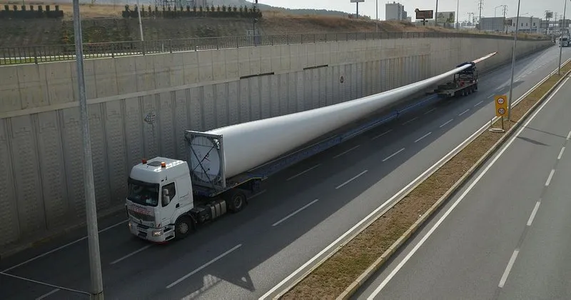 68 Metre Uzunlugundaki Ruzgar Turbininin Kanadi Tirlarla Tasindi Ekonomi Haberleri