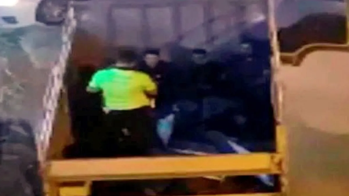 Kamyonet kasasında 7 kaçak göçmen yakalandı