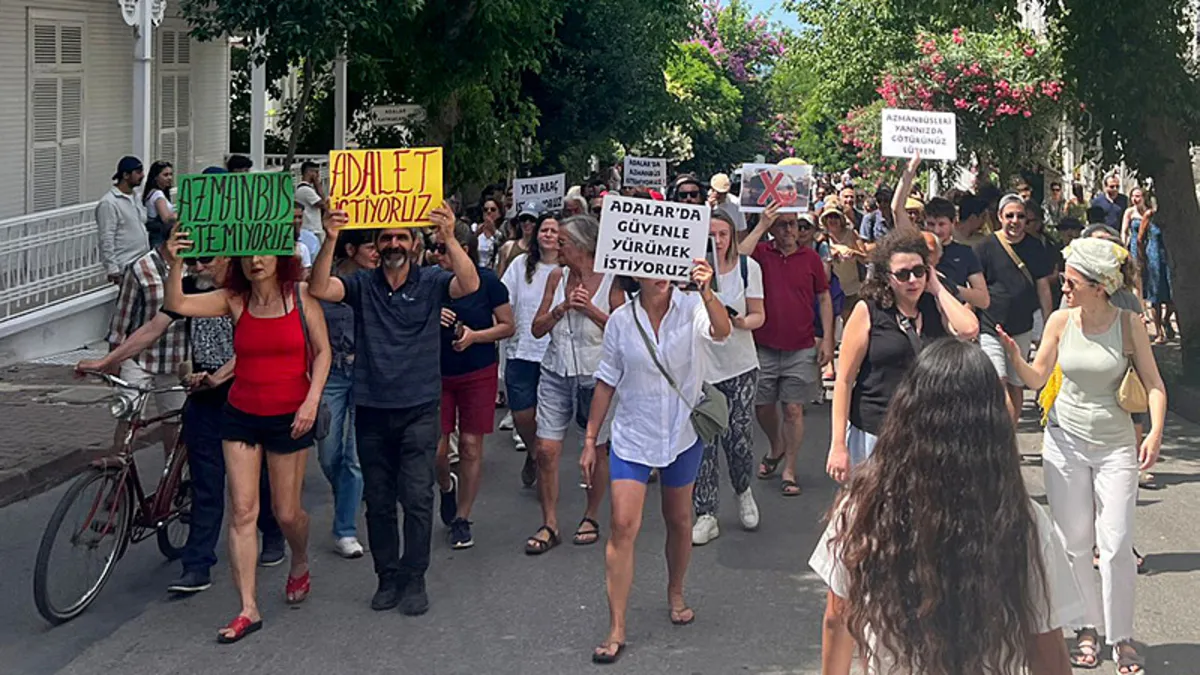 Adalar’da İETT’ye minibüs tepkisi: Halk burada İmamoğlu nerede? Adalar’da İETT’ye minibüs tepkisi: Halk burada İmamoğlu nerede?