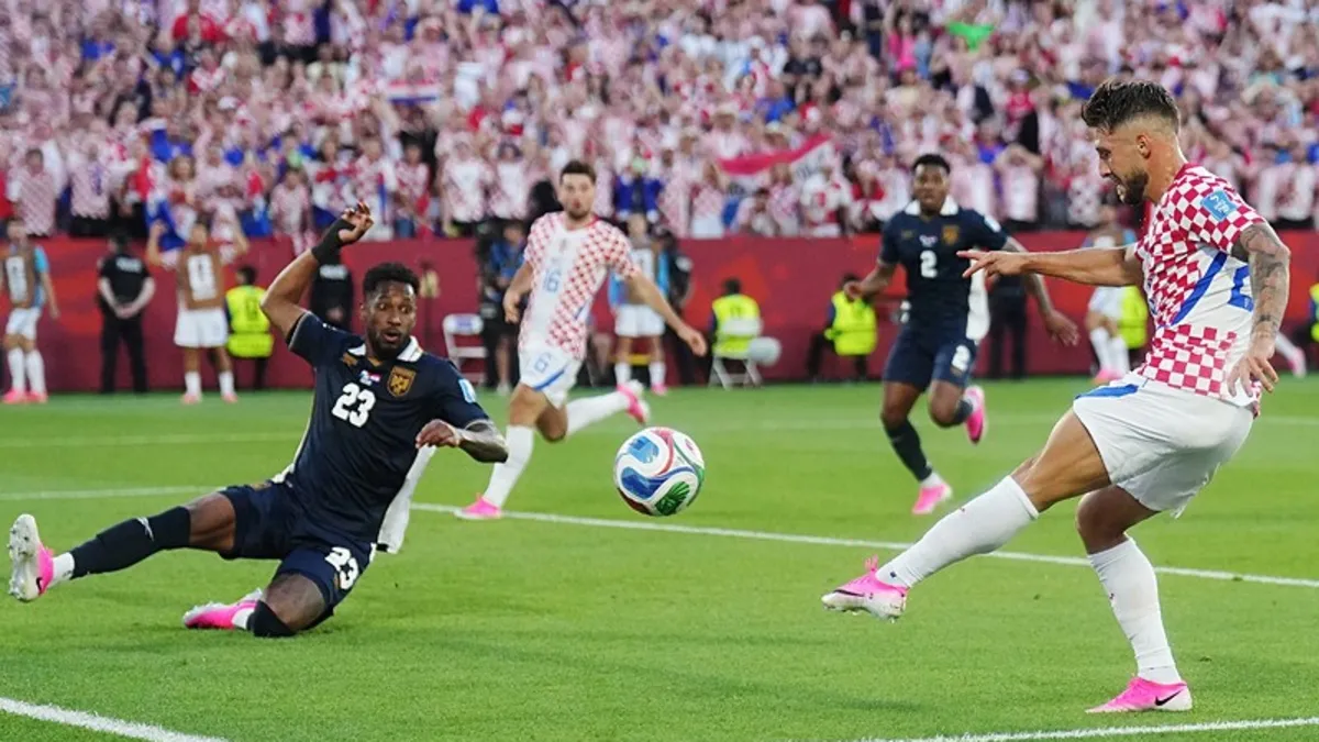 Hırvatistanlı futbolcu Budimir'in gol sevinci