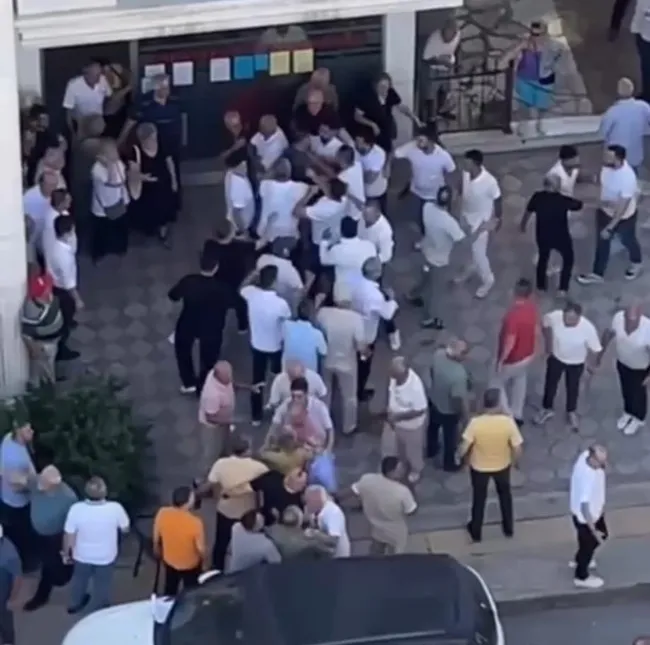 samsunda-chpnin-mahalle-delege-seciminde-tekmeli-yumruklu-kavga-10-15-kisilik-grup-saldirdi-1755344041195.jpg