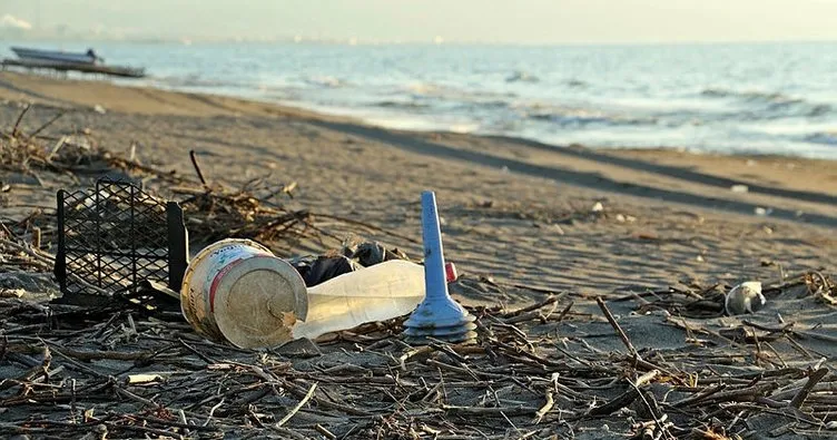 Samsun’da 15 kilometrelik doğal kum plajı çöplüğe döndü!