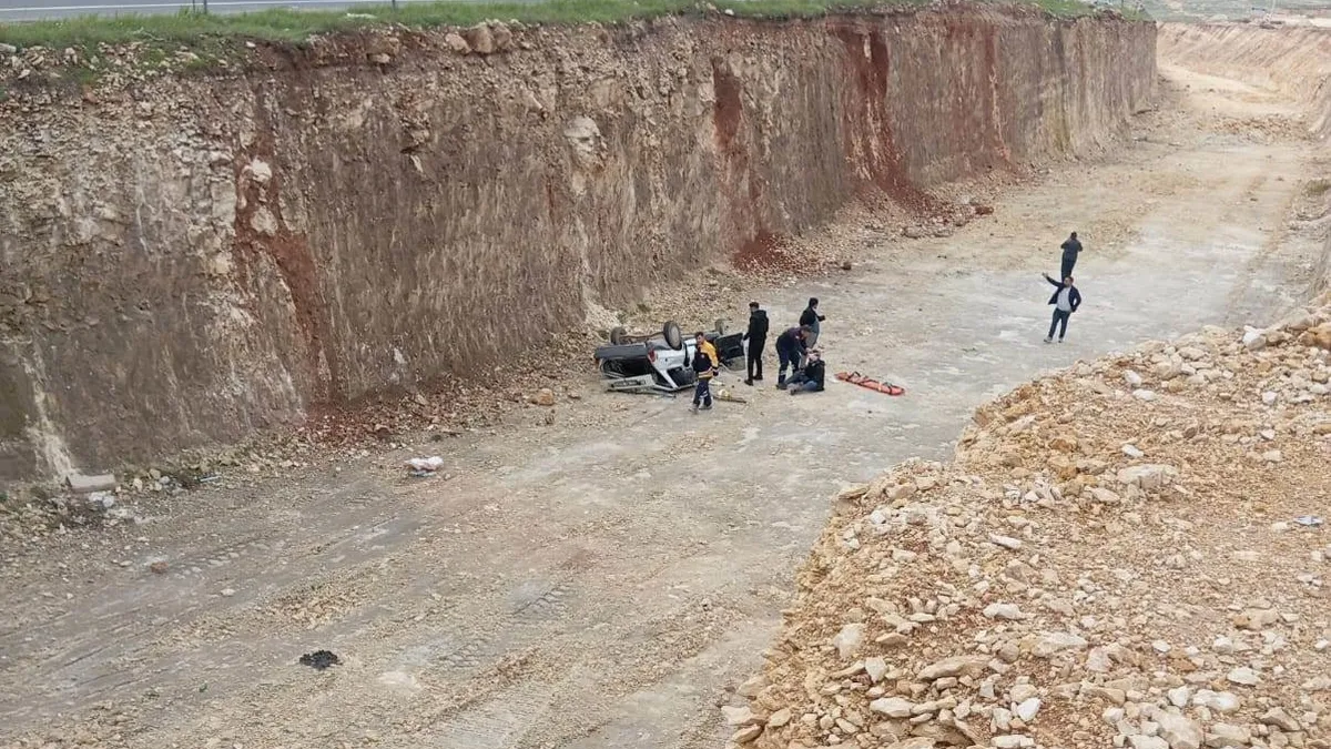 Otomobil şarampole yuvarlandı: 1 Ölü, 1 ağır yaralı Otomobil şarampole yuvarlandı: 1 Ölü, 1 ağır yaralı