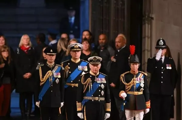 kralice-elizabethin-cenaze-ziyaretinde-soke-eden-anlar-buyuk-panik-yasandi-1663413173320.jpg Kraliçe Elizabeth’in cenaze ziyaretinde şoke eden anlar! Büyük panik yaşandı