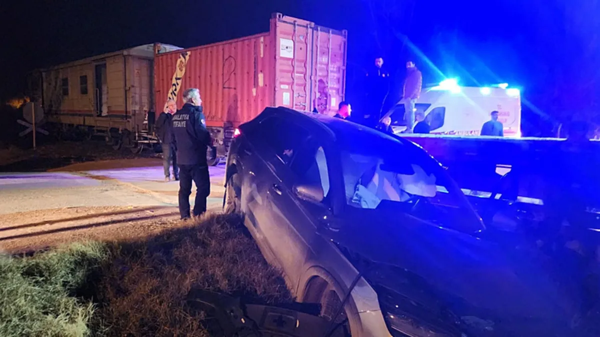 Malatya’da yük treni otomobile çarptı! 5 yaralı Malatya’da yük treni otomobile çarptı! 5 yaralı
