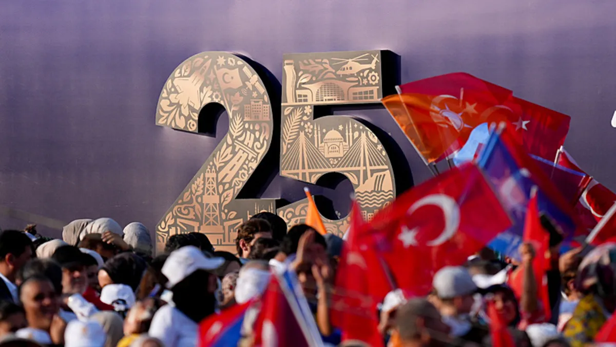 AK Parti'de 25. yıl heyecanı! Alan hınca hınç doldu: Tüm Türkiye Başkan Erdoğan'ın tarihi konuşmasına kilitlendi haber görseli