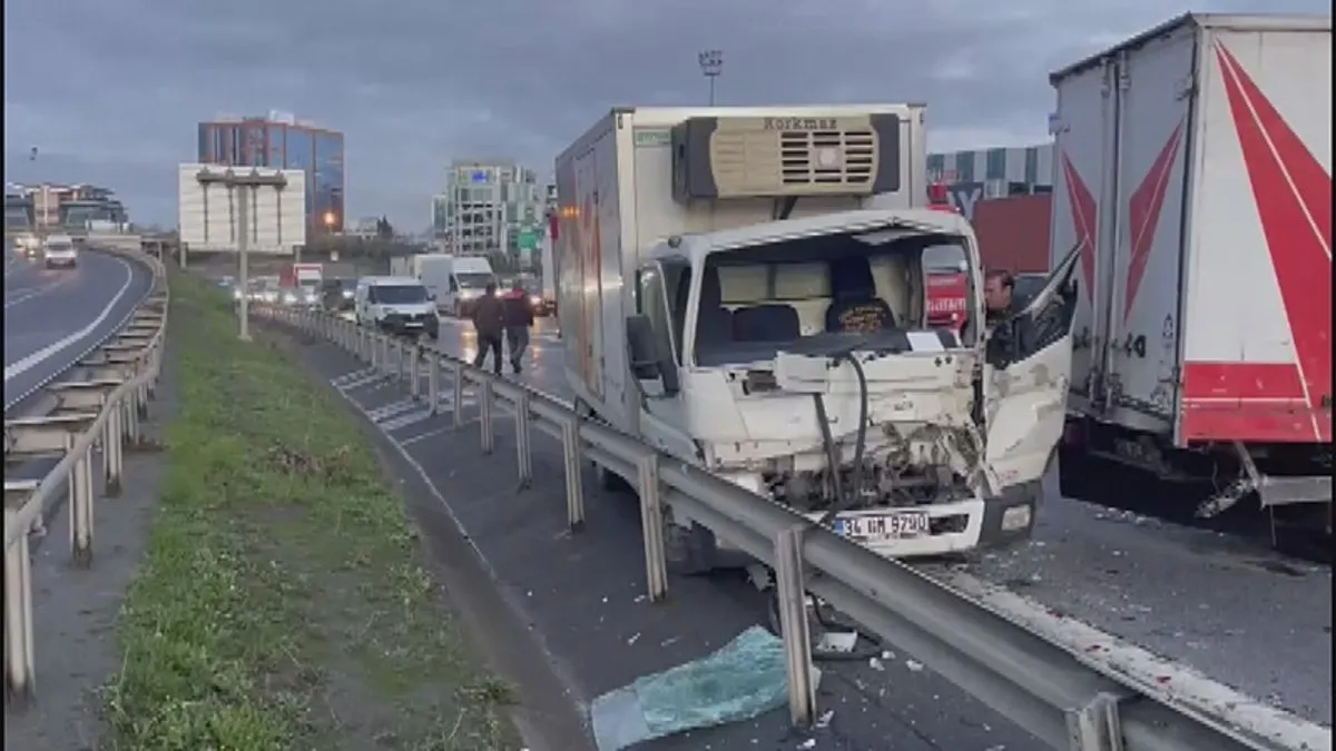 Bağcılar TEM Otoyolu'nda zincirleme trafik kazası! Bölgeye ekipler sevk edildi