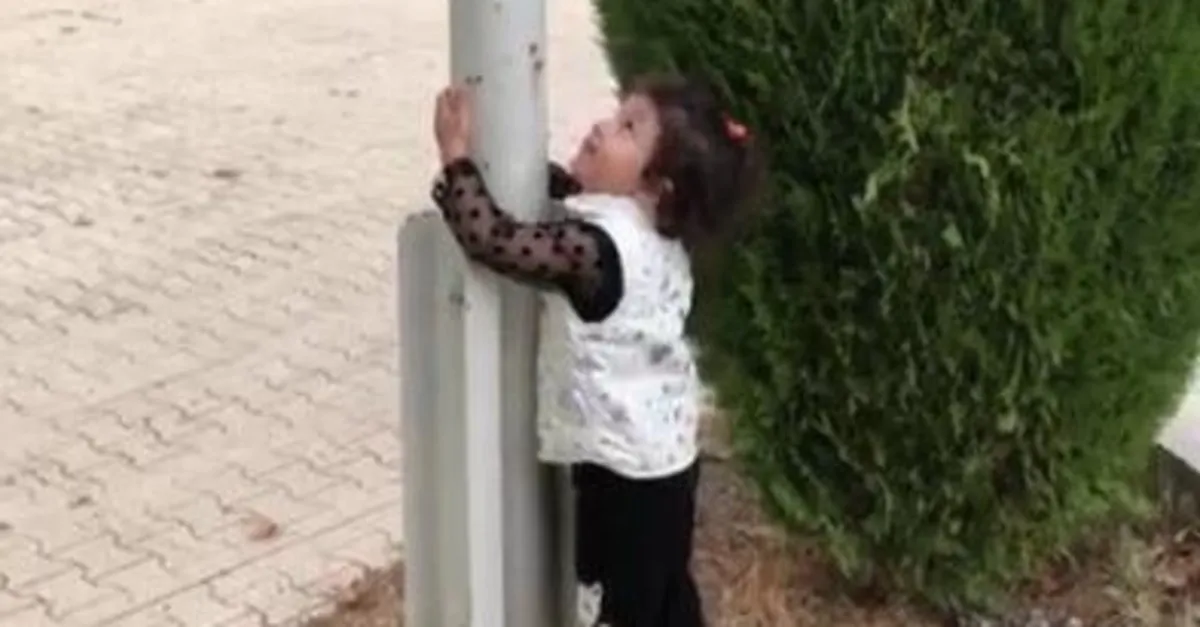 Minik Mila Nin Duygulandiran Bayrak Sevgisi Son Dakika Haberler