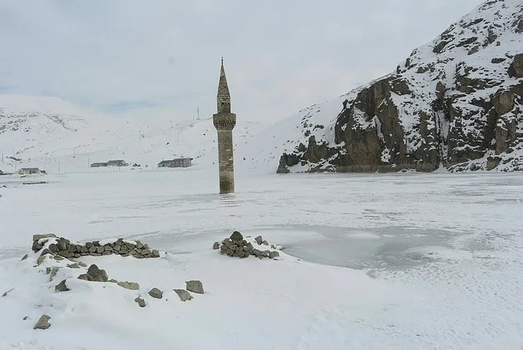 Buzlar arasında ayakta duran minare şaşırtıyor