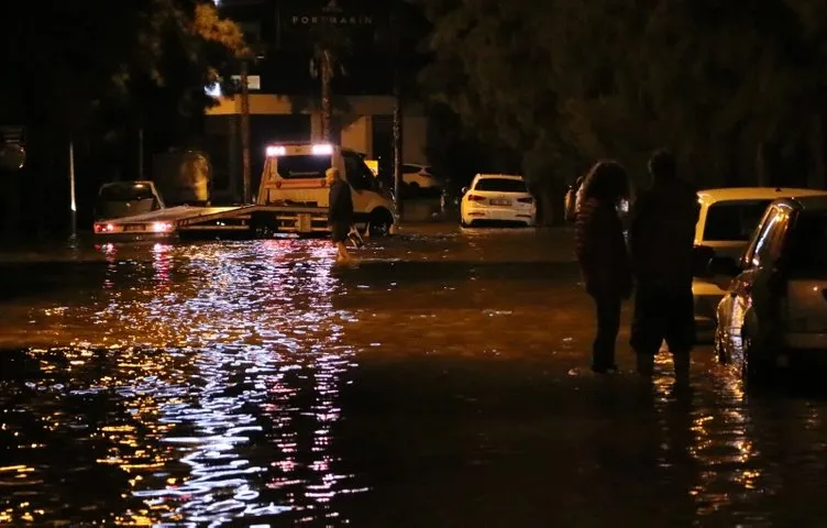 İzmir'deki sel felaketi havadan görüntülendi! Araçlar sular altında kaldı