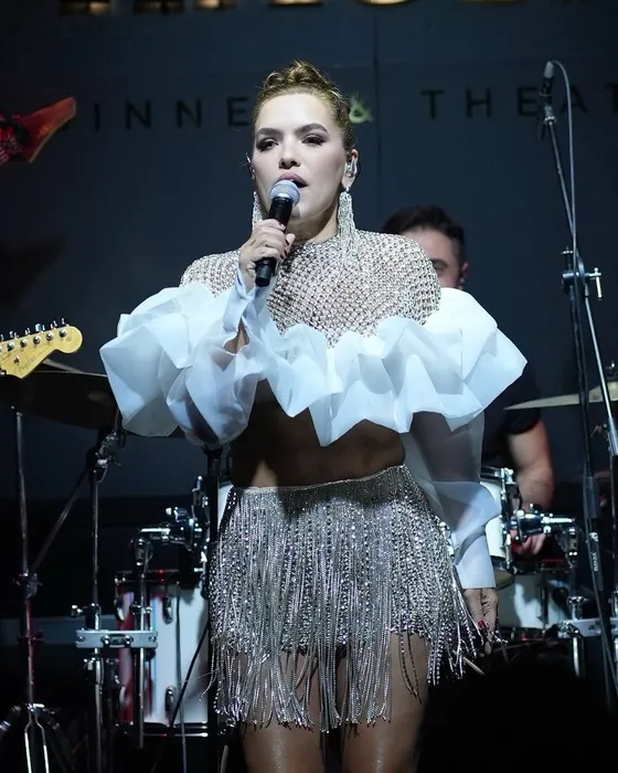 Demet Akalın’ın kırmızı elbisesi sahnenin tozunu attırdı! Pop müziğin kraliçesi alev alev!