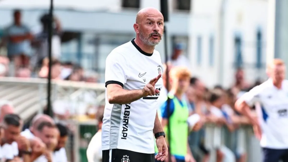 Beşiktaş Teknik Direktörü Vincenzo Italiano, Slovakya kampında açıklama yaparken